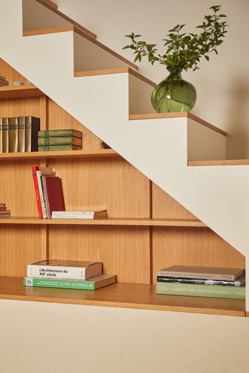 Étagères en chêne glissées sous les marches de l’escalier