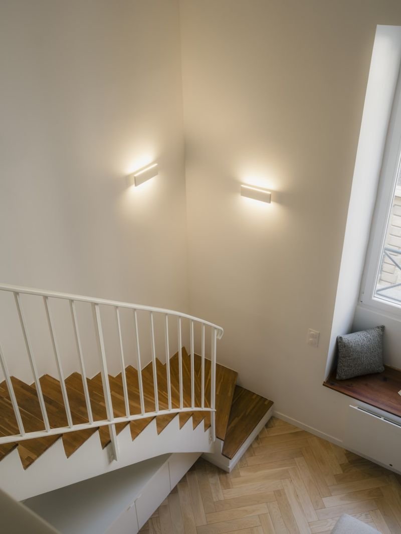 Haut de l’escalier, appliques murales et banquette sous la fenêtre