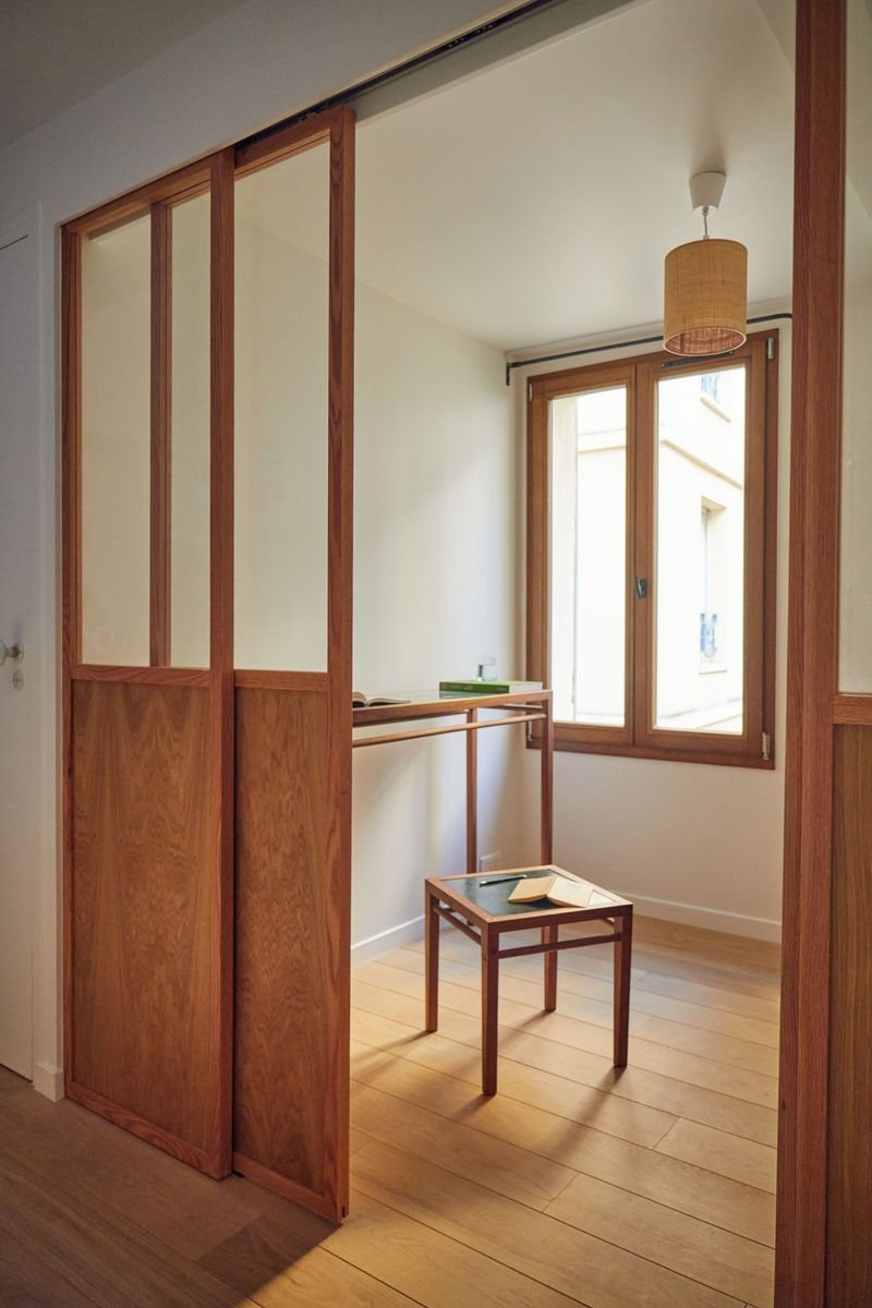 Bureau ouvert sur le palier par une porte coulissante vitrée en bois