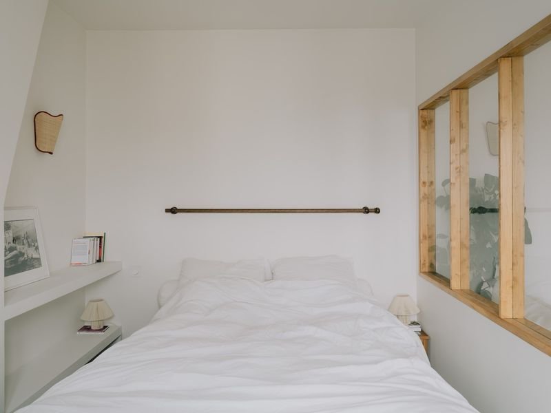Chambre derrière la verrière en bois de réemploi