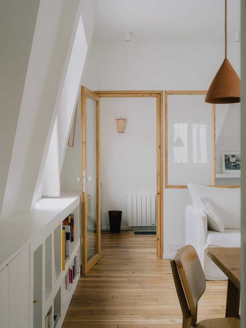 Porte vitrée et verrière en bois entre le séjour et la chambre